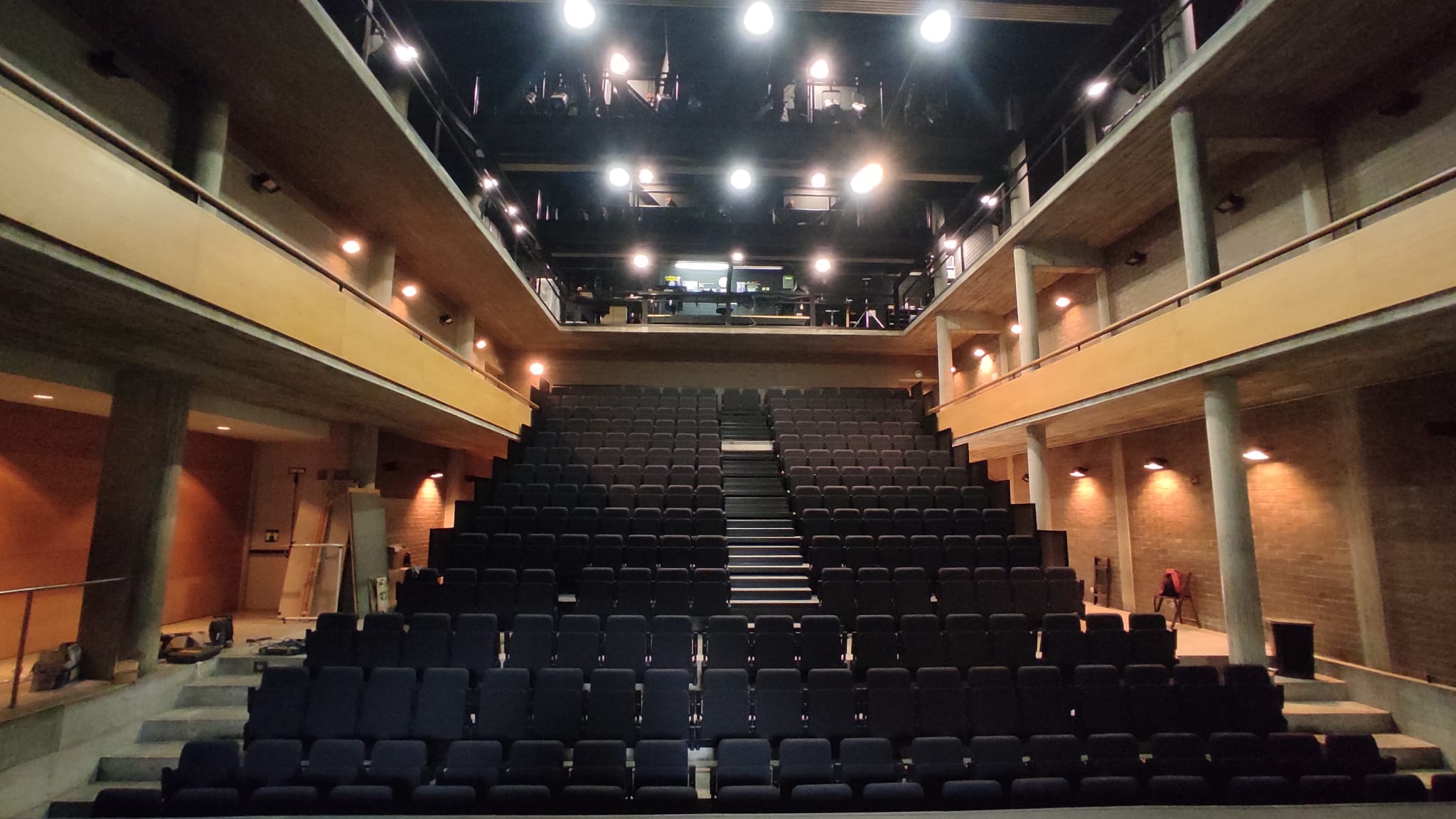El Teatre Municipal de Salt estrena nova grada amb butaques més còmodes i potencia la polivalència de l’espai